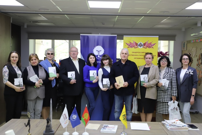 Книги Владимира Мединского передали в дар библиотекам и вузам Липецкой области